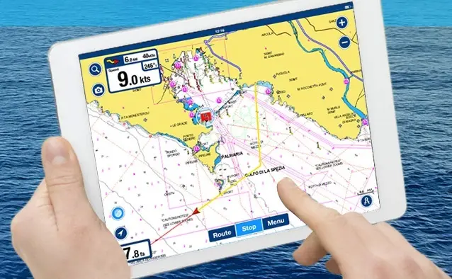 Tablette dans le carré d’un bateau affichant des informations de navigation