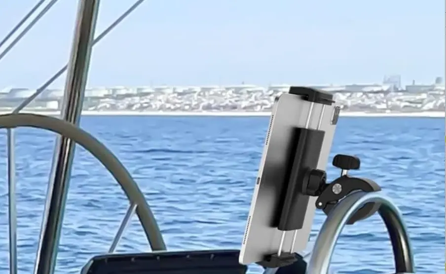 Voilier de plaisance naviguant par mer calme au coucher du soleil